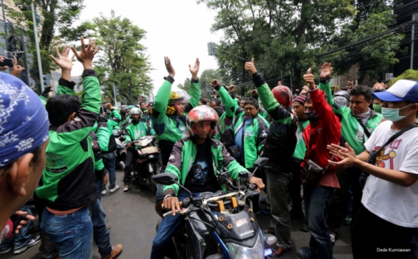 Sambutan Sesama Driver saat Mendatangi Kantor Gojek