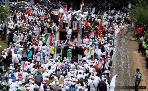 Aksi Massa FPI Kawal Jalannya Pemeriksaan Habib Rizieq Shihab