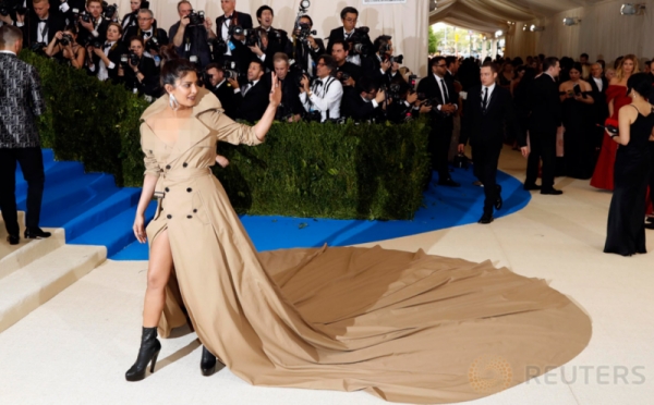 Priyanka Chopra Pakai Gaun Glamour Ini, Repot Gak Sih?