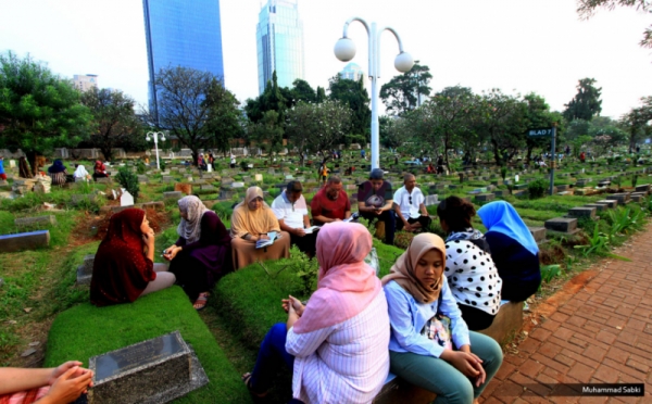Tradisi Nyekar Jelang Ramadan