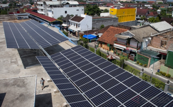 Panel Surya Terminal Tirtonadi Hasilkan 500 kVA