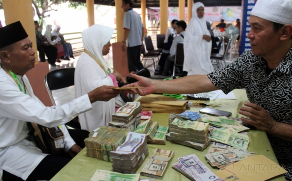 Jasa Penukaran Uang Asrama Haji Embarkasi Jakarta-Bekasi Mudahkan Calhaj Dapatkan Riyal