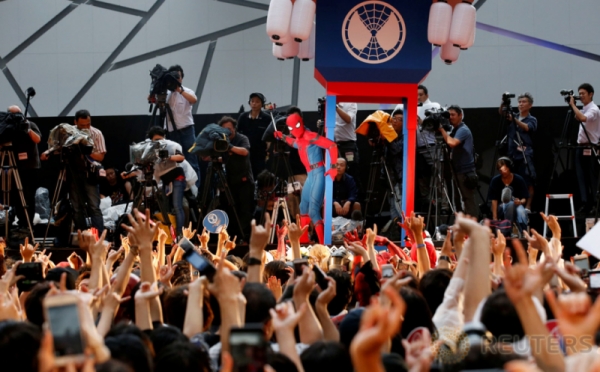 Saat Semua Kamera Ponsel Tertuju pada Aksi Spider-Man di Kuil Portabel