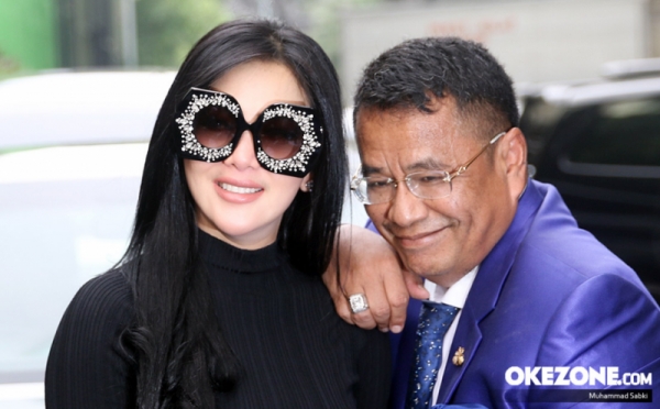 WOW!!! Syahrini Tampil dengan Kacamata Berhias Kristal ke Kantor Bareskrim