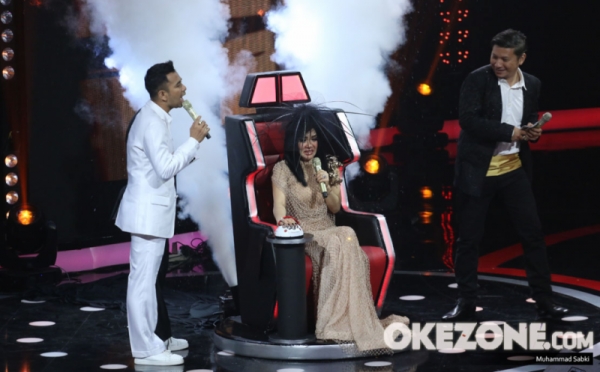 Duduk di Bangku Pendeteksi Kebohongan, Syahrini: Hempaskan Kursi Ini!