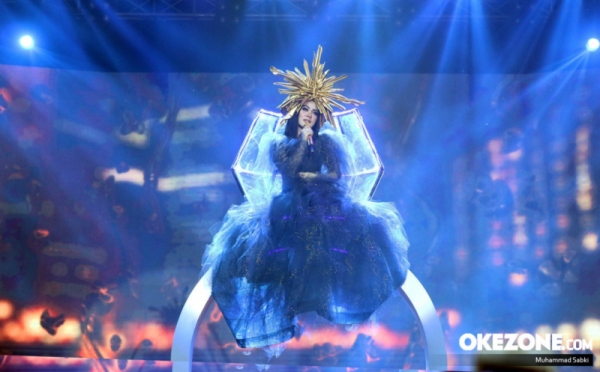 Syahrini Tampil Glamor dengan Gaun Hitam di Malam Puncak HUT ke-26 MNCTV