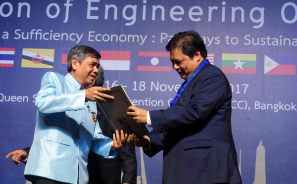 Menperin Terima Penganugerahan AFEO Distinguished Honorary Fellow di Bangkok