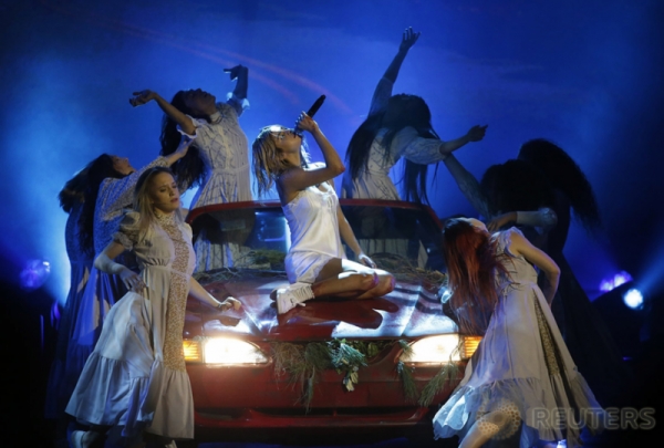 Tampil Seksi dengan Lingerie, Selena Gomez Bawakan Single Wolfes di American Music Awards 2017