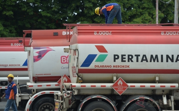 Melihat Proses Pengisian BBM ke Mobil Tangki Pertamina di Terminal BBM Plumpang