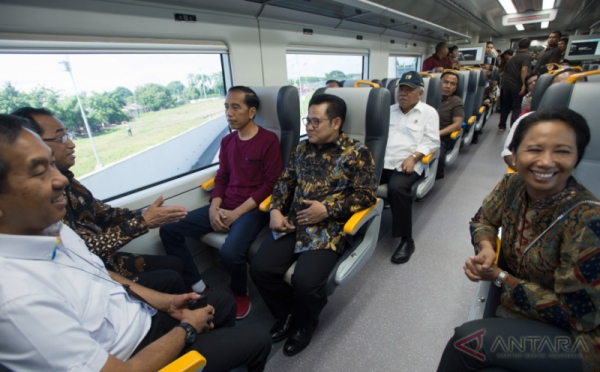 Gaya Santai Presiden Jokowi Saat Resmikan Kereta Bandara