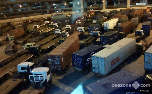 Pelayanan Lamban karena SDM Kurang, Puluhan Truk Kontainer Antre di Tanjung Priok