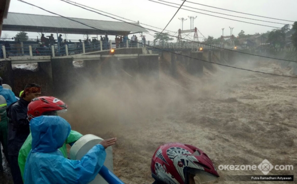 Saat Warga Asyik Mengabadikan Bendung Katulampa yang Berstatus Level Siaga I