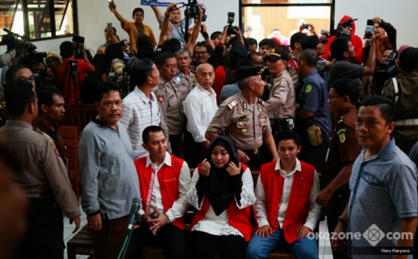 Jalani Sidang Perdana Bos First Travel Anniesa Hasibuan Teteskan Air Mata
