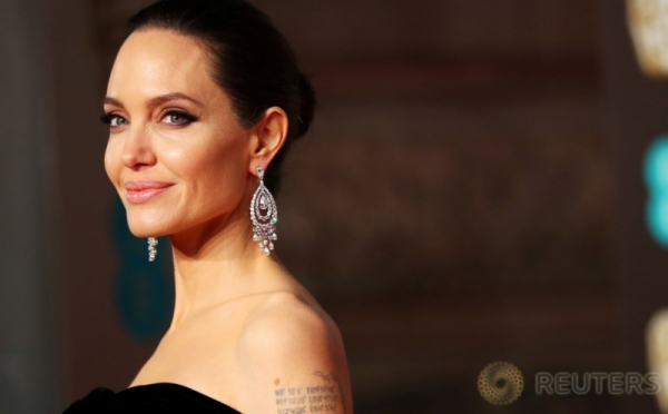Pesona Tato di Punggung dan Lengan Aktris Cantik Angelina Jolie