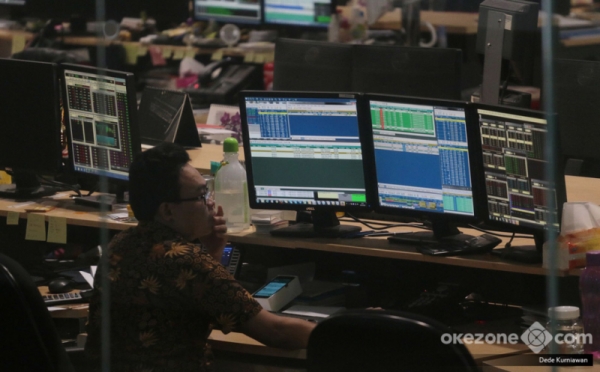 Melihat Aktivitas Para Karyawan di Ruang Trading Saham