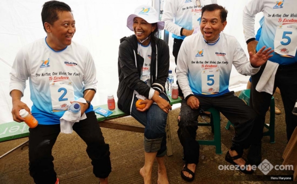 Gelar Operasi Bersih-Bersih, Rini Soemarno Naik Perahu Karet Susuri Sungai Ciliwung