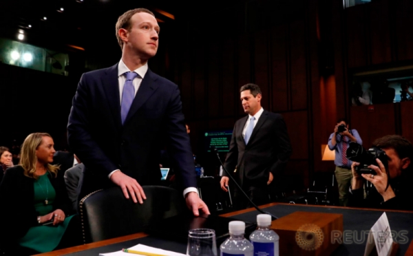 Ketika Puluhan Kamera Tertuju pada Bos Facebook Mark Zuckerberg