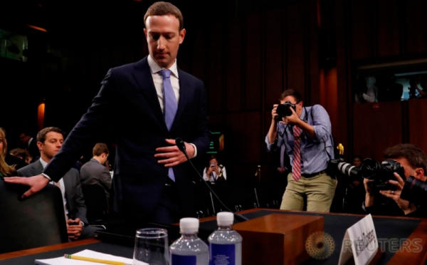 Ketika Puluhan Kamera Tertuju pada Bos Facebook Mark Zuckerberg