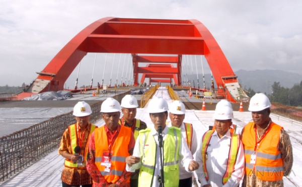 Presiden dan Ibu Negara Gandeng Tangan-Payungan Saat Tinjau Jembatan Holtekamp
