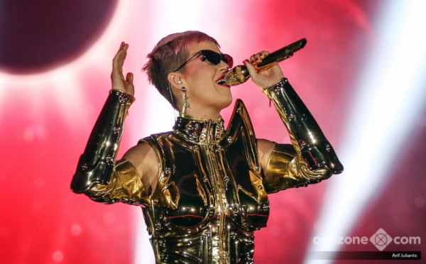 Berbalut Busana Gold nan Seksi, Katy Perry Guncang ICE BSD Tangerang lewat Witness