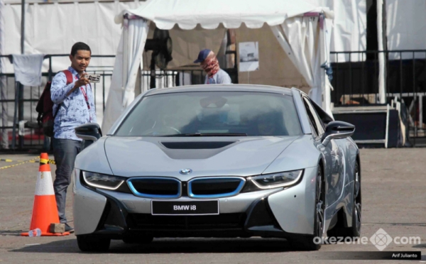 Abadikan Mobil Listrik BMW i8 pada Ajang IIMS 2018