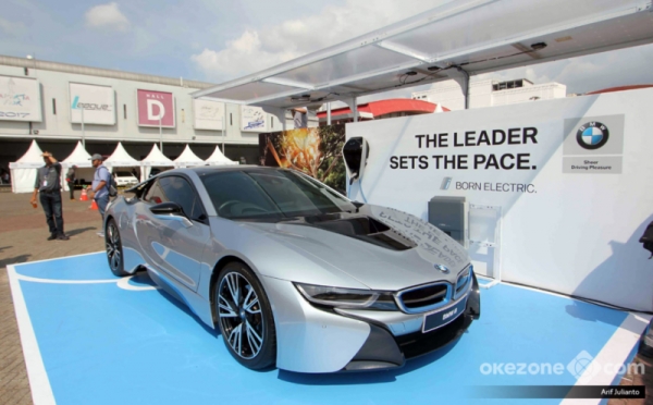Abadikan Mobil Listrik BMW i8 pada Ajang IIMS 2018