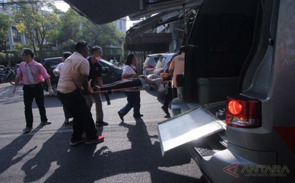 Petugas Evakuasi Korban Ledakan di Gereja Kristen Indonesia Surabaya
