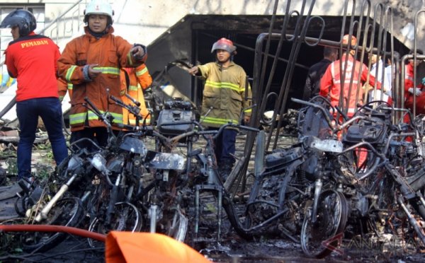 Bangkai-Bangkai Sepeda Motor di Lokasi Ledakan Gereja Pantekosta Pusat Surabaya