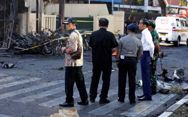 Jokowi Tinjau Langsung Lokasi Ledakan di Gereja Pantekosta Pusat Surabaya 