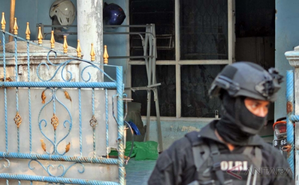 Densus 88 Lakukan Penggeledahan Rumah Anggota Terduga Teroris di Tambun Selatan