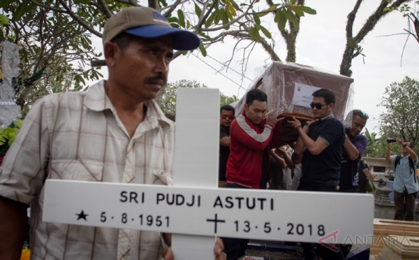 Suasana Haru Iringi Pemakaman Korban Bom Gereja Pantekosta Surabaya
