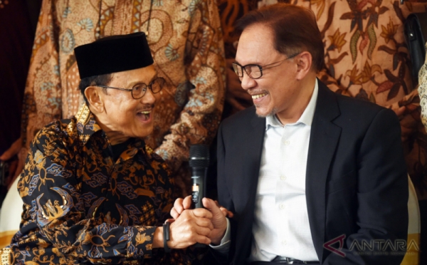 Suasana Hangat Pertemuan Anwar Ibrahim dengan BJ Habibie di Jakarta