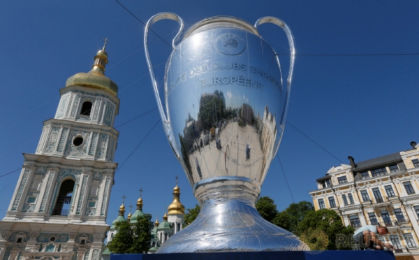 Replika Trofi Liga Champions Raksasa Sambut Laga Final Real Madrid vs Liverpool