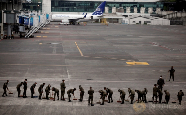 Siang-Malam Tentara Bersihkan Abu Vulkanik Gunung Fuego di Bandara La Auroradi