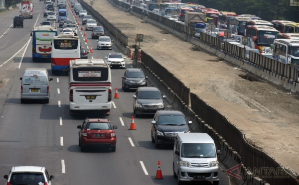 Pemberlakuan Contraflow untuk Urai Kemacetan Tol Cikampek