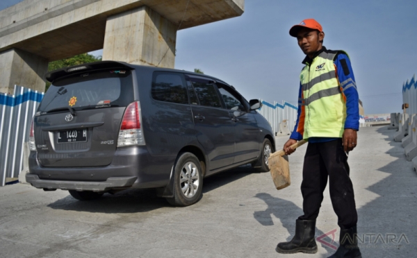 Petugas Ganjal Ban Siaga Antisipasi Kendaraan di Tanjakan Jembatan Kali Kenteng