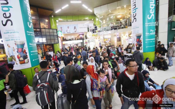 Stasiun Gambir Mulai Padat, Pemudik Tunggu Kereta Sampai Lesehan di Lantai