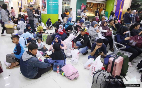 Stasiun Gambir Mulai Padat, Pemudik Tunggu Kereta Sampai Lesehan di Lantai