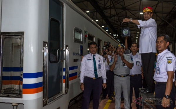 Menhub Tinjau Pemudik di Stasiun KA Poncol Semarang