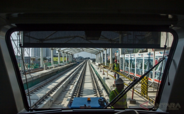 Melihat Gerbong LRT Saat Diuji Coba di Kelapa Gading