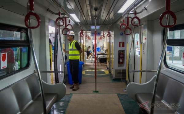 Melihat Gerbong LRT Saat Diuji Coba di Kelapa Gading