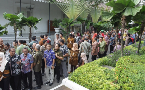 Antrean Warga dan PNS Pemprov DKI Berlebaran dengan Anies-Sandi di Balai Kota