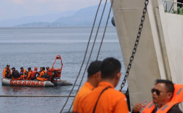Panglima TNI dan Kapolri Tinjau Pencarian Korban Kapal Tenggelam di Danau Toba