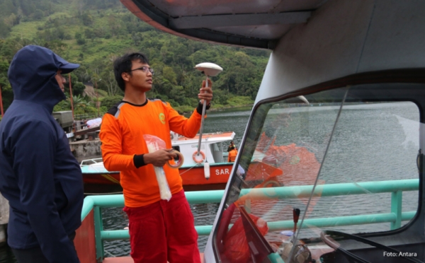 Antena GPS Multibeam Echosounder untuk Pencarian KM Sinar Bangun di Danau Toba