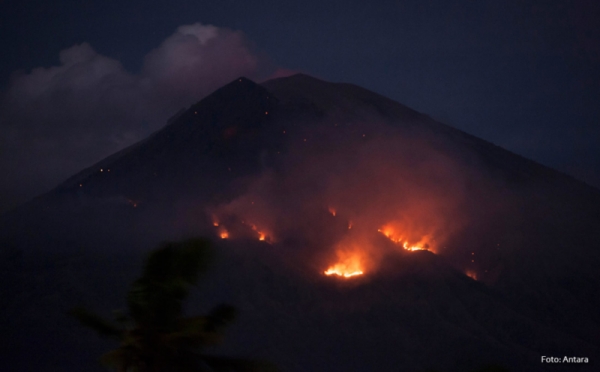 Kebakaran Hutan Akibat Lontaran Batu Pijar dari Kawah Gunung Agung
