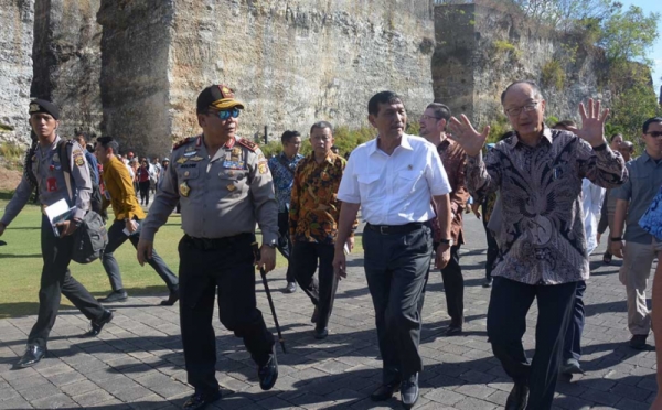 Presiden Bank Dunia Jim Yong Kim Tinjau Patung Garuda Wisnu Kencana untuk Melihat Persiapan Pertemuan IMF-WB