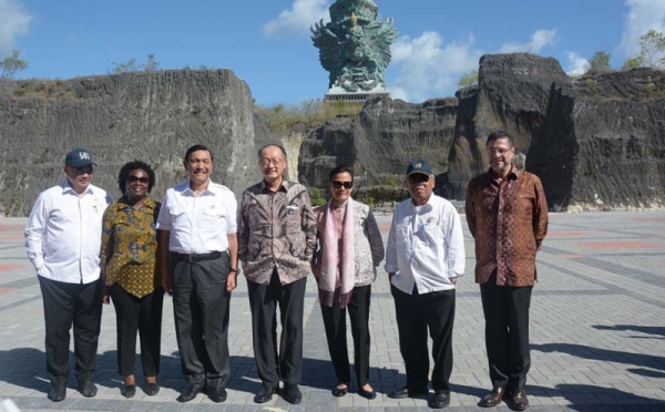 Presiden Bank Dunia Jim Yong Kim Tinjau Patung Garuda Wisnu Kencana untuk Melihat Persiapan Pertemuan IMF-WB