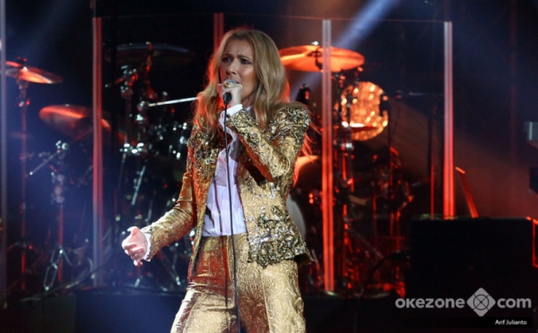 Berbusana Gold, Celine Dion Tampil Memukau pada Konser Tunggalnya di Sentul Bogor