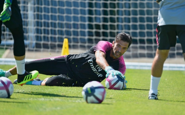 Latihan Perdana Gianluigi Buffon Berseragam Paris Saint-Germain