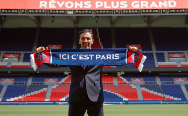 Latihan Perdana Gianluigi Buffon Berseragam Paris Saint-Germain